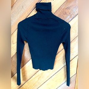 Chic black ribbed turtleneck